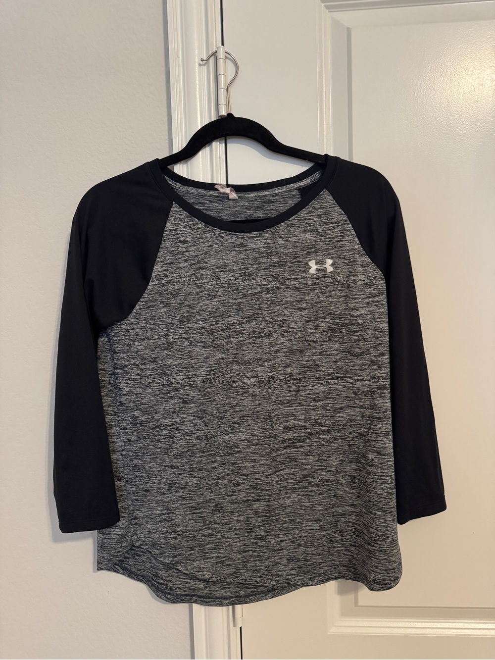 Under Armour HeatGear 3/4 Sleeve Athletic Top Black Gray – Size S/M